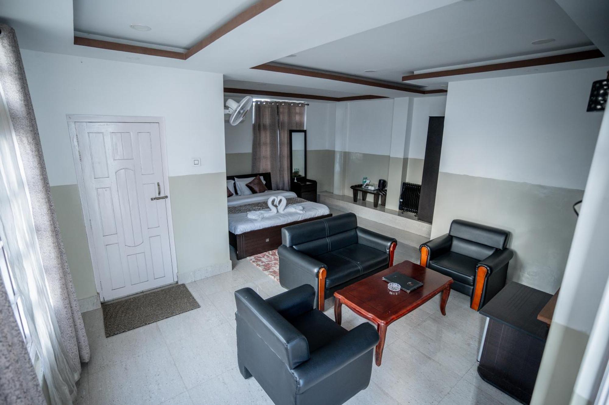 2K Hotel Kohima Buitenkant foto