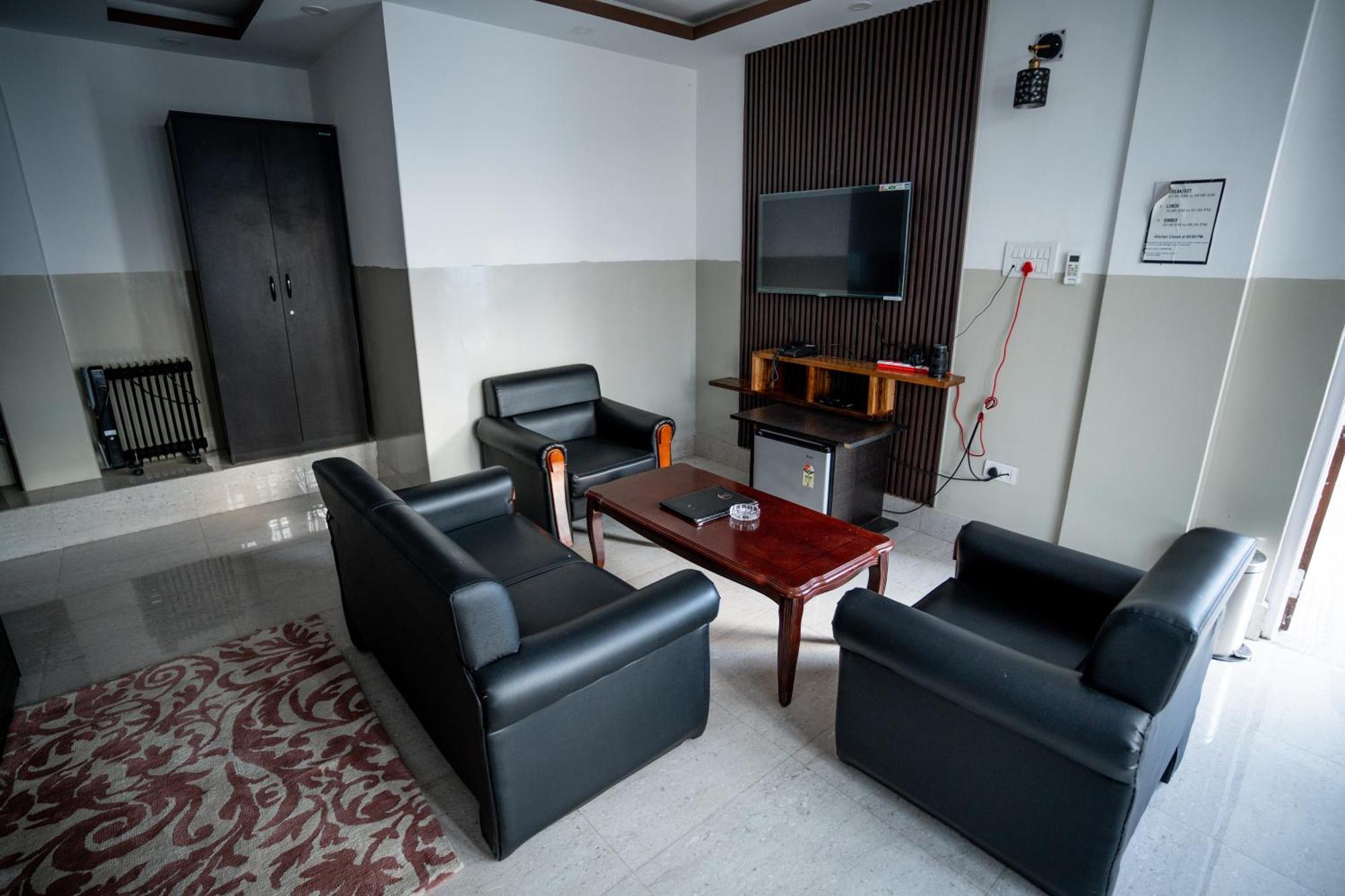 2K Hotel Kohima Buitenkant foto