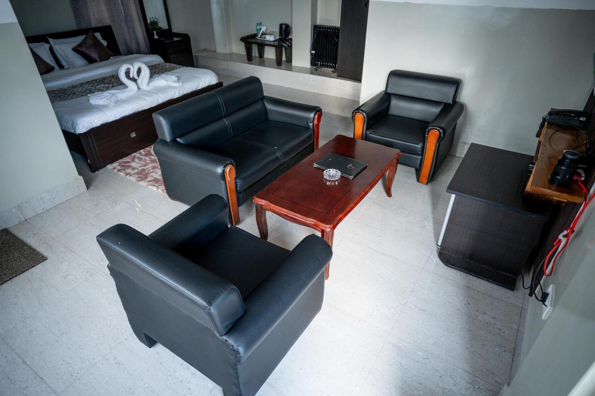 2K Hotel Kohima Buitenkant foto